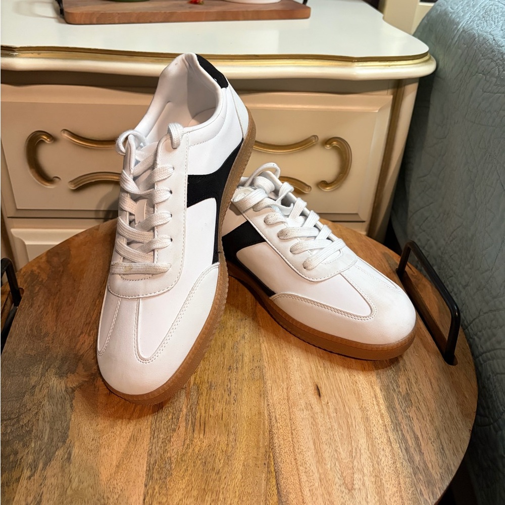 No Boundaries White and Black Women's Sneakers